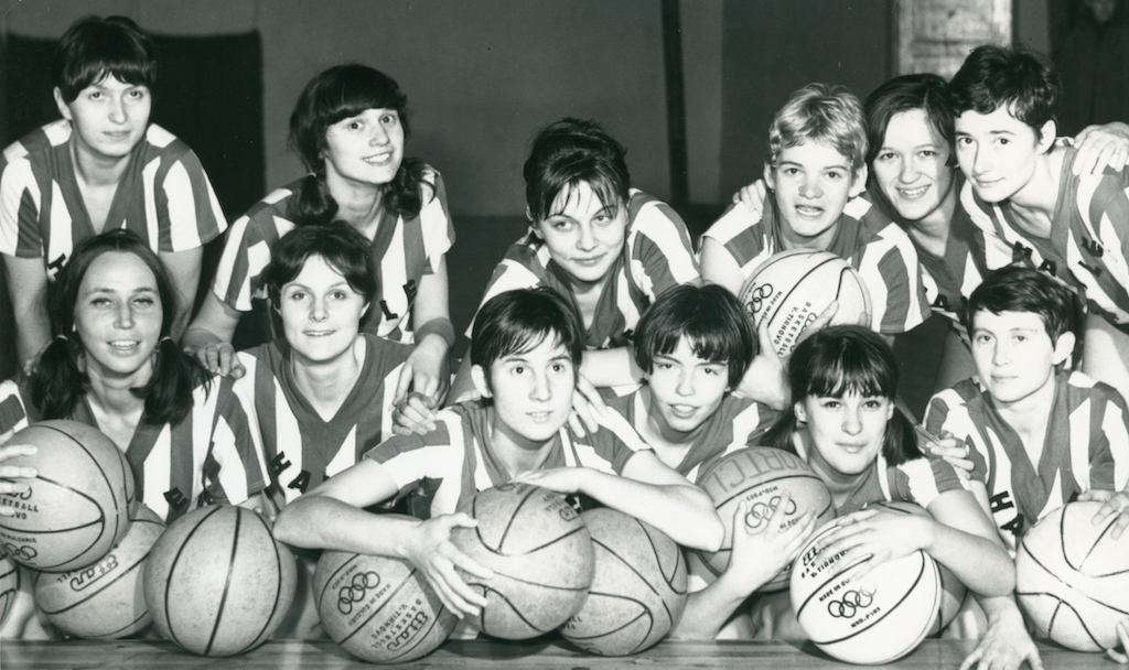 Die Aufnahme stammt aus dem Jahr 1969 oder 1970 - Der SC Chemie Halle als Landesmeister/Finalist beim Europacup. Gisela Pelzl ist oben rechts zu sehen. // Foto: Archiv von Gunther Schmidt 